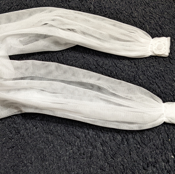 White tulle detachable bridal sleeves - Picture 5 of 6